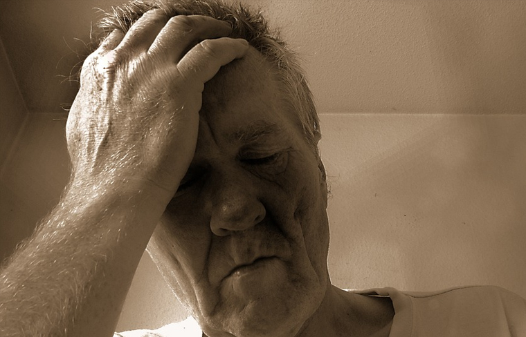 Hombre con síntomas de problemas de próstata, aspecto cansado